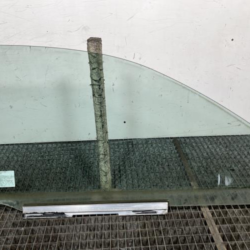 Vitre avant gauche OPEL CORSA B Photo n°4