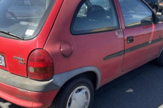 Vitre avant gauche OPEL CORSA B