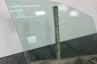Vitre avant droit PEUGEOT 208 1