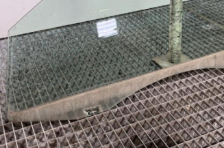 Vitre avant gauche VOLKSWAGEN PASSAT 5