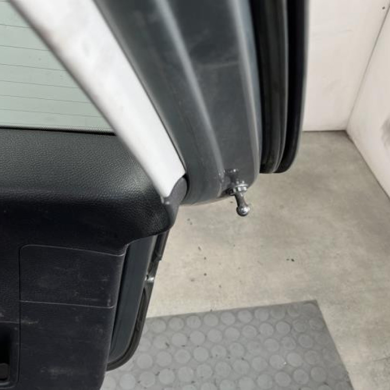 Malle/Hayon arriere VOLKSWAGEN PASSAT 5 Photo n°8