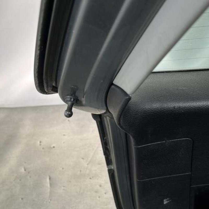 Malle/Hayon arriere VOLKSWAGEN PASSAT 5 Photo n°9