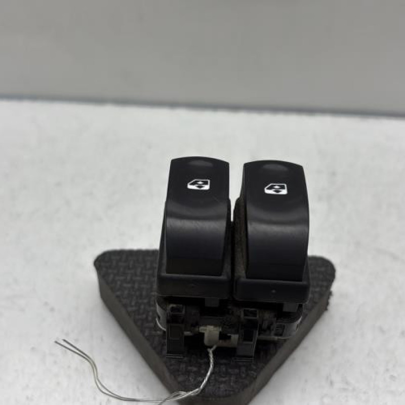 Interrupteur de leve vitre avant gauche RENAULT CLIO 3 Photo n°1