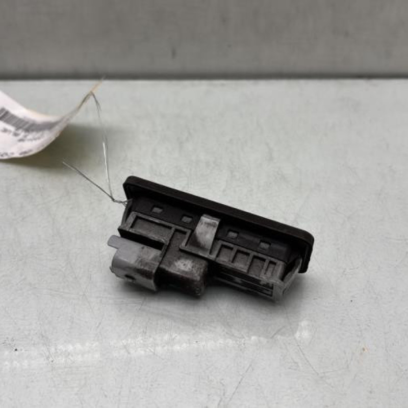Bouton de coffre RENAULT CLIO 5 Photo n°2