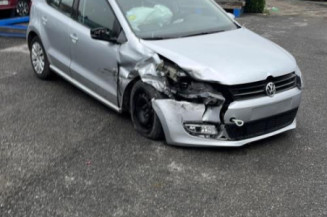 Poignee porte avant gauche VOLKSWAGEN POLO 5