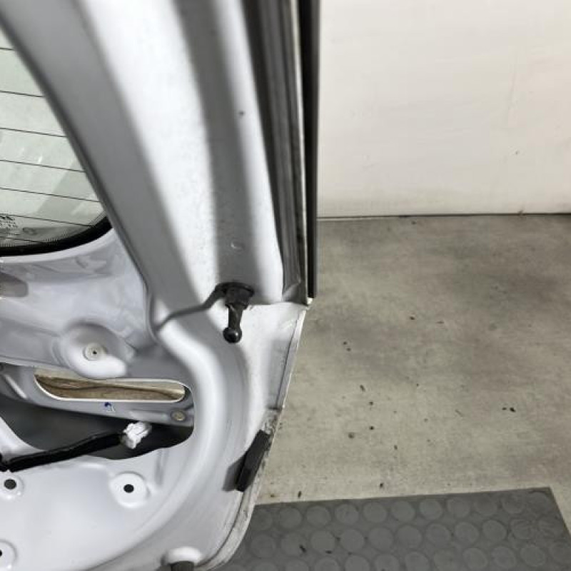 Malle/Hayon arriere HYUNDAI I 20 2 Photo n°8