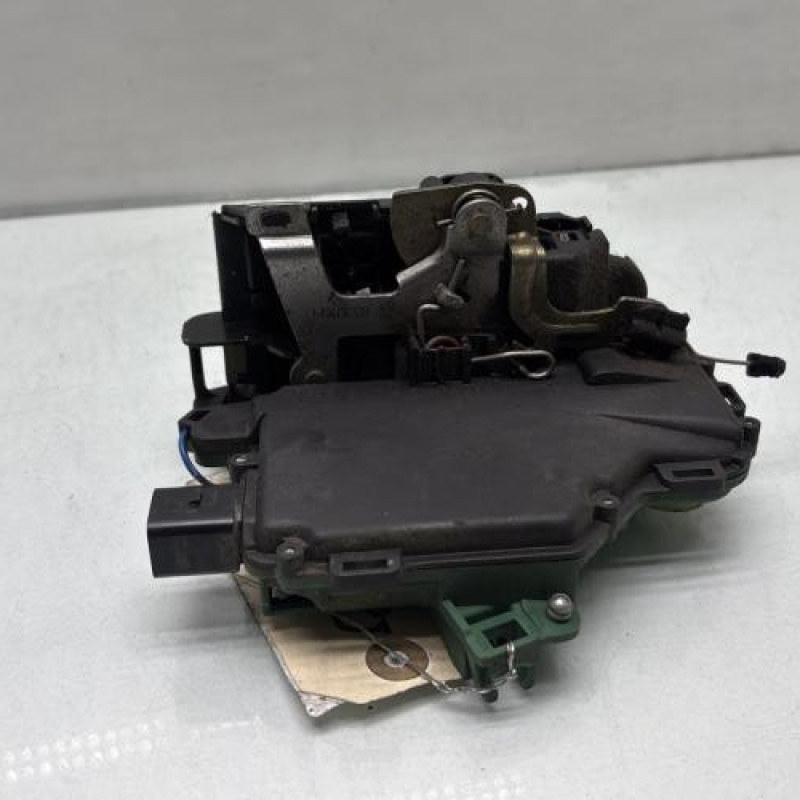 Serrure arriere droit VOLKSWAGEN GOLF 4 Photo n°2