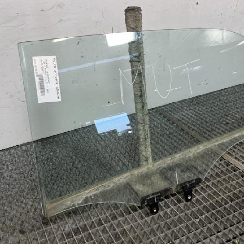 Vitre arriere gauche HYUNDAI I 20 2 Photo n°2