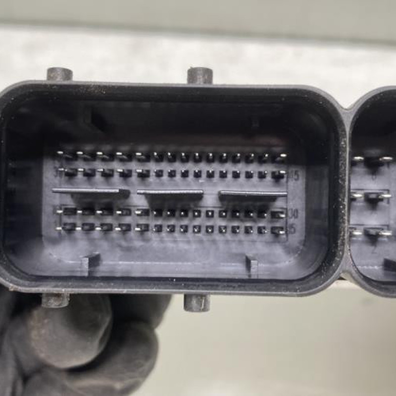 Calculateur moteur SEAT ATECA Photo n°4