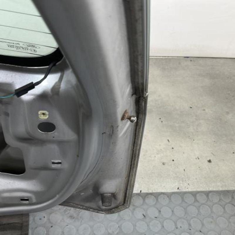 Malle/Hayon arriere FORD FIESTA 5 Photo n°8