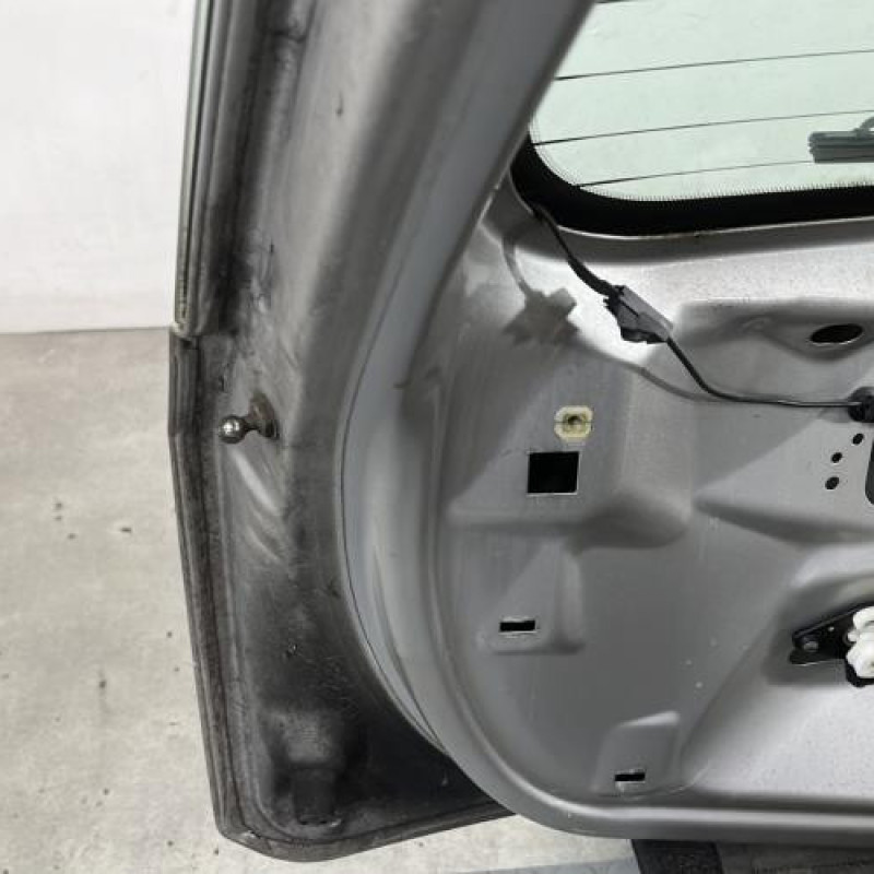 Malle/Hayon arriere FORD FIESTA 5 Photo n°9