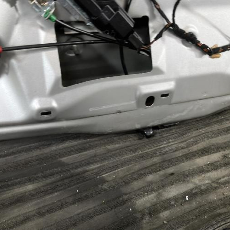 Malle/Hayon arriere FORD FIESTA 5 Photo n°10