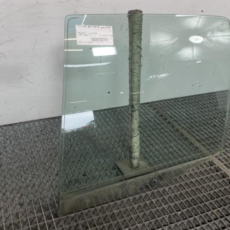 Vitre arriere gauche PEUGEOT 106 Photo n°2