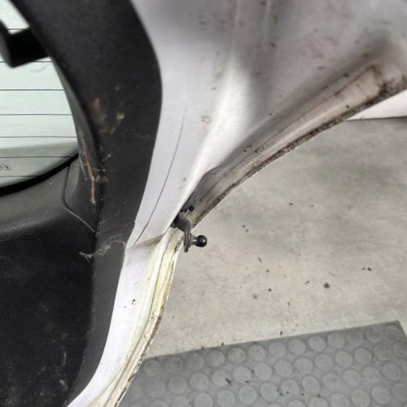 Malle/Hayon arriere FORD FIESTA 6 Photo n°8