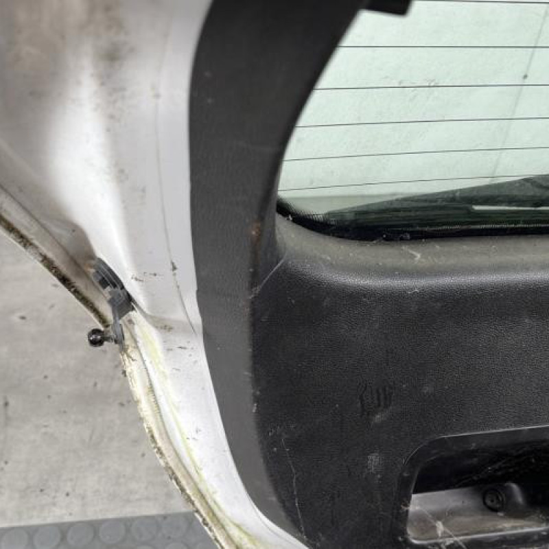 Malle/Hayon arriere FORD FIESTA 6 Photo n°9