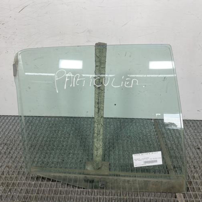 Vitre arriere droit PEUGEOT 106 Photo n°1