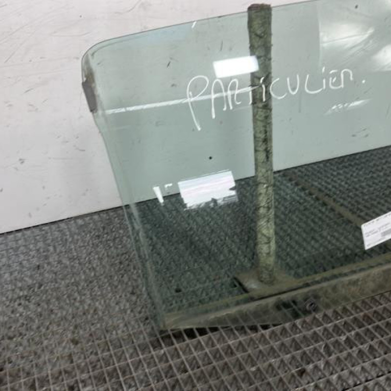 Vitre arriere droit PEUGEOT 106 Photo n°2