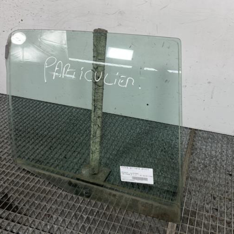 Vitre arriere droit PEUGEOT 106 Photo n°3
