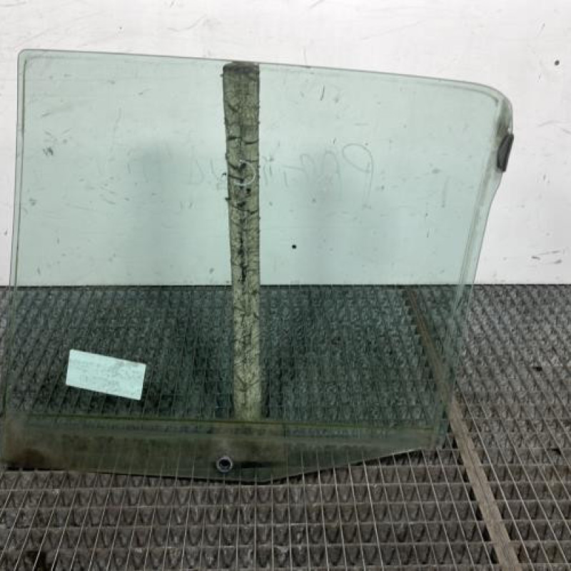Vitre arriere droit PEUGEOT 106 Photo n°4