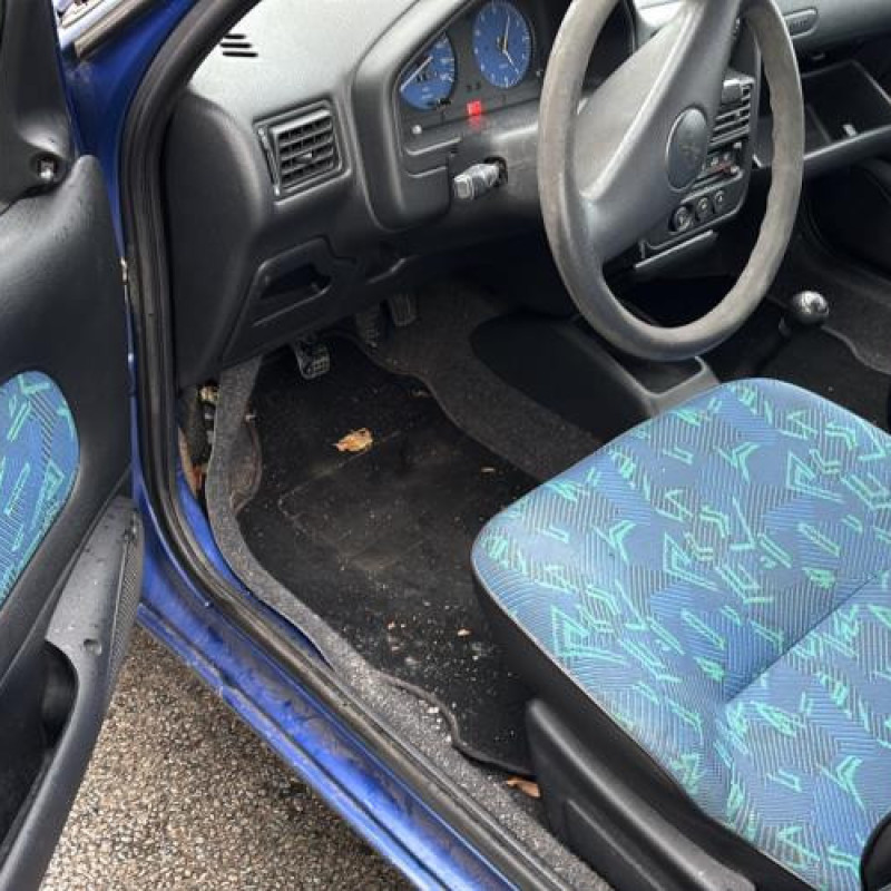 Vitre arriere droit PEUGEOT 106 Photo n°14