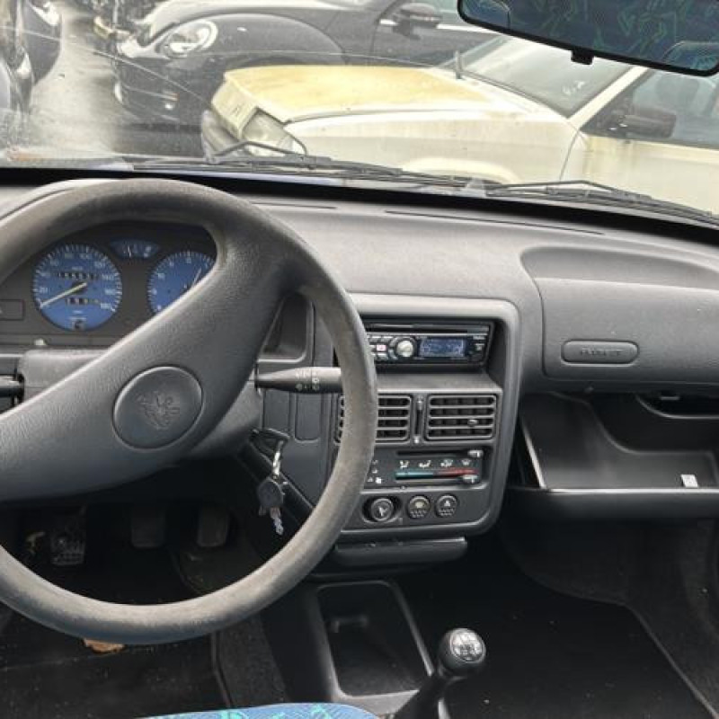 Vitre arriere droit PEUGEOT 106 Photo n°17