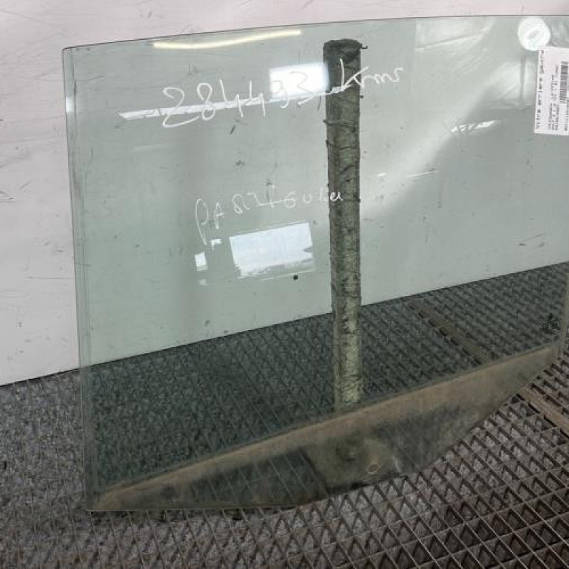 Vitre arriere gauche VOLKSWAGEN GOLF 5 Photo n°2