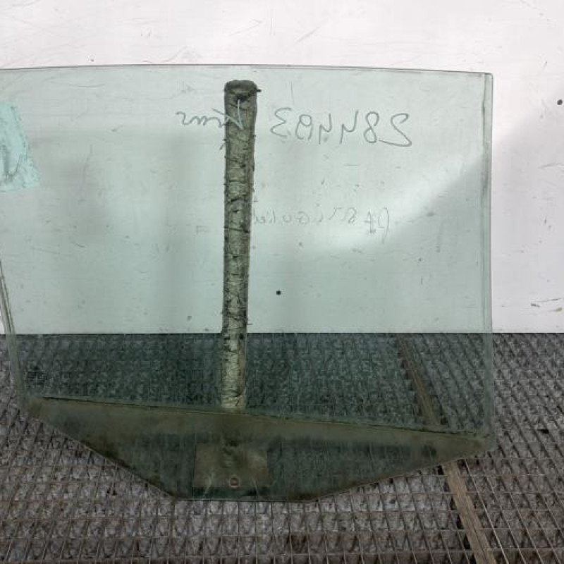 Vitre arriere gauche VOLKSWAGEN GOLF 5 Photo n°4