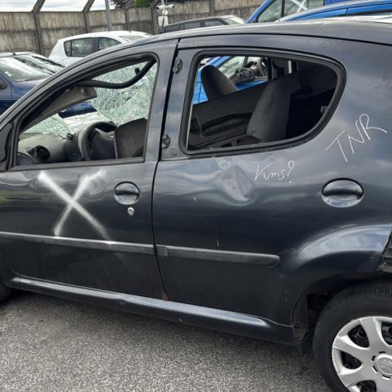 Leve vitre electrique avant gauche PEUGEOT 107 Photo n°9