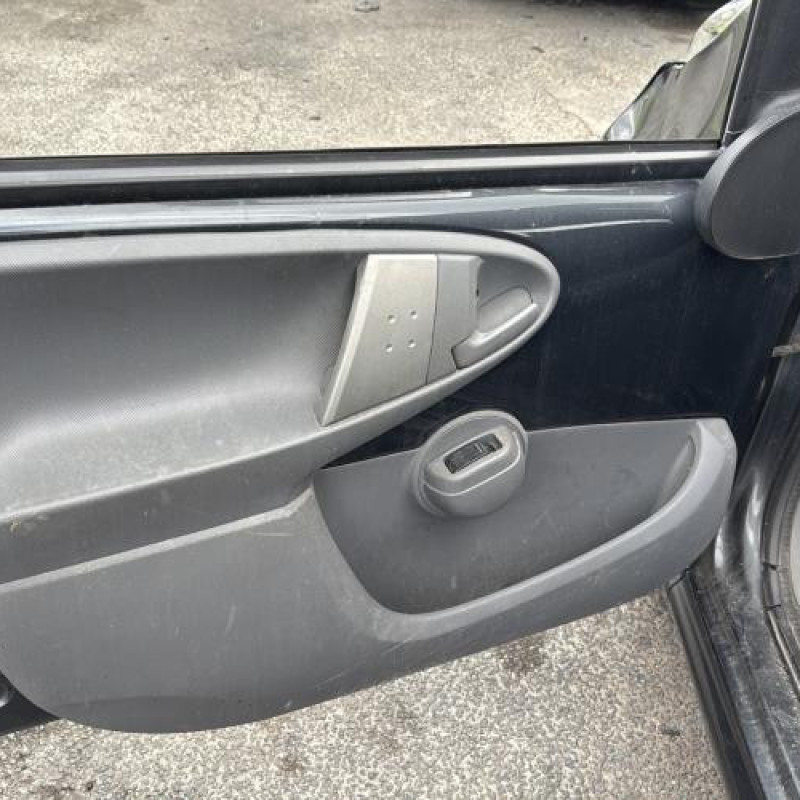 Leve vitre electrique avant gauche PEUGEOT 107 Photo n°12