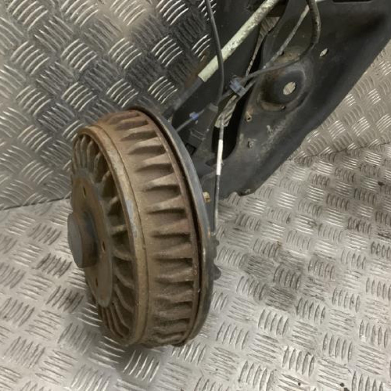 Essieu arriere RENAULT CLIO 4 Photo n°2