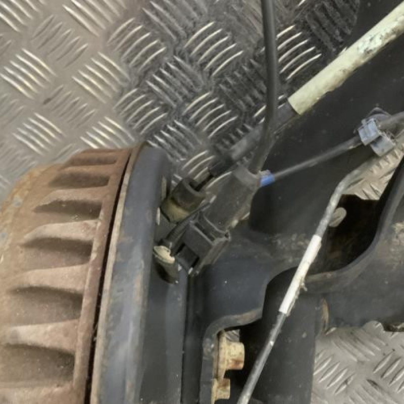 Essieu arriere RENAULT CLIO 4 Photo n°3