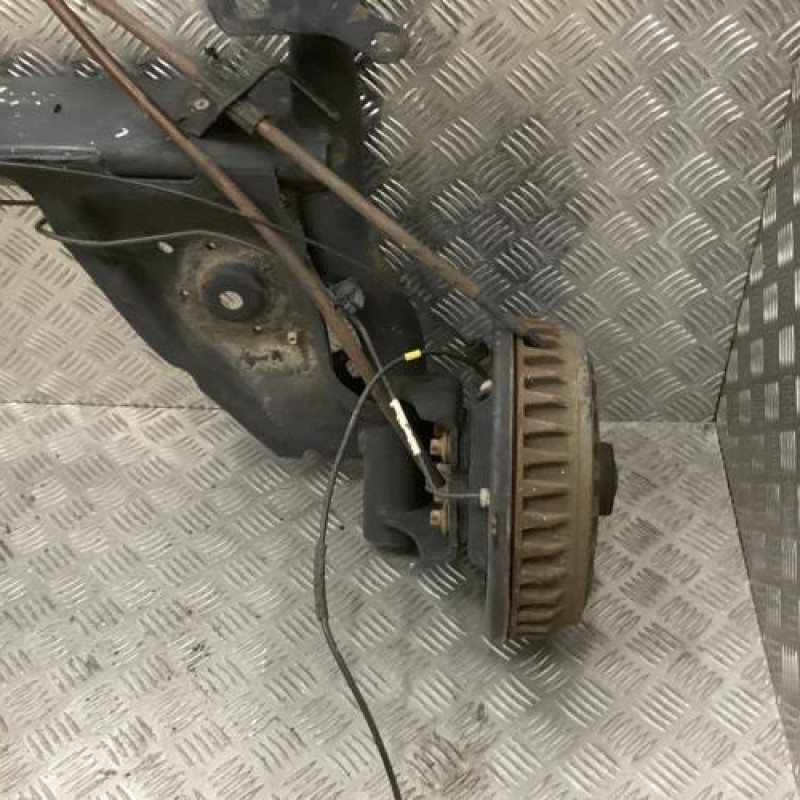 Essieu arriere RENAULT CLIO 4 Photo n°4