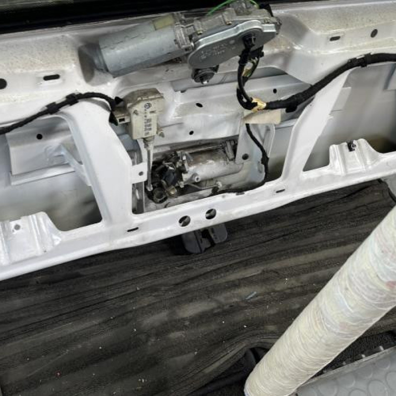 Malle/Hayon arriere VOLKSWAGEN GOLF 4 Photo n°12