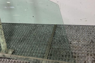 Vitre avant droit PEUGEOT 208 1