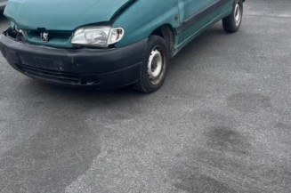 Vitre avant gauche PEUGEOT PARTNER 1