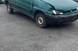 Vitre avant gauche PEUGEOT PARTNER 1