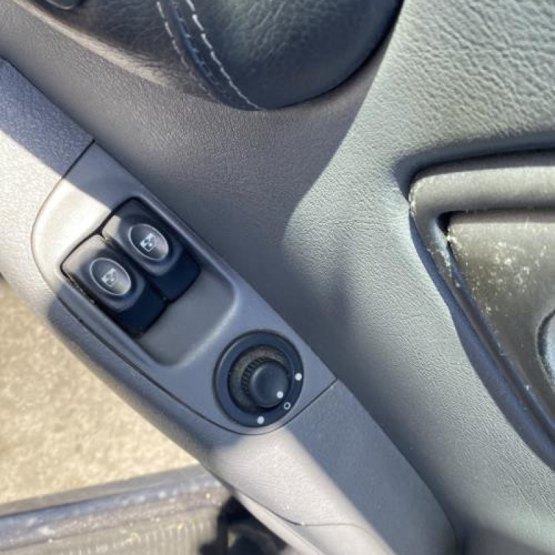 Porte avant droit RENAULT MEGANE 1 Photo n°16