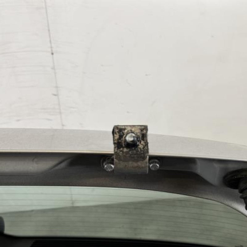 Malle/Hayon arriere VOLKSWAGEN GOLF 4 Photo n°7