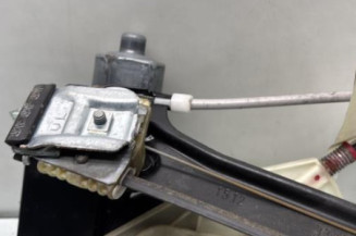 Leve vitre electrique avant gauche VOLKSWAGEN POLO 5