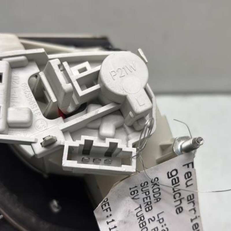 Feu arriere secondaire gauche (feux) SKODA SUPERB 2 Photo n°3