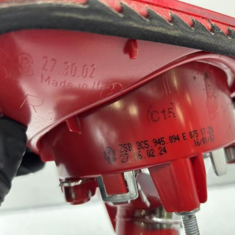 Feu arriere secondaire droit (feux) VOLKSWAGEN PASSAT 5 Photo n°5