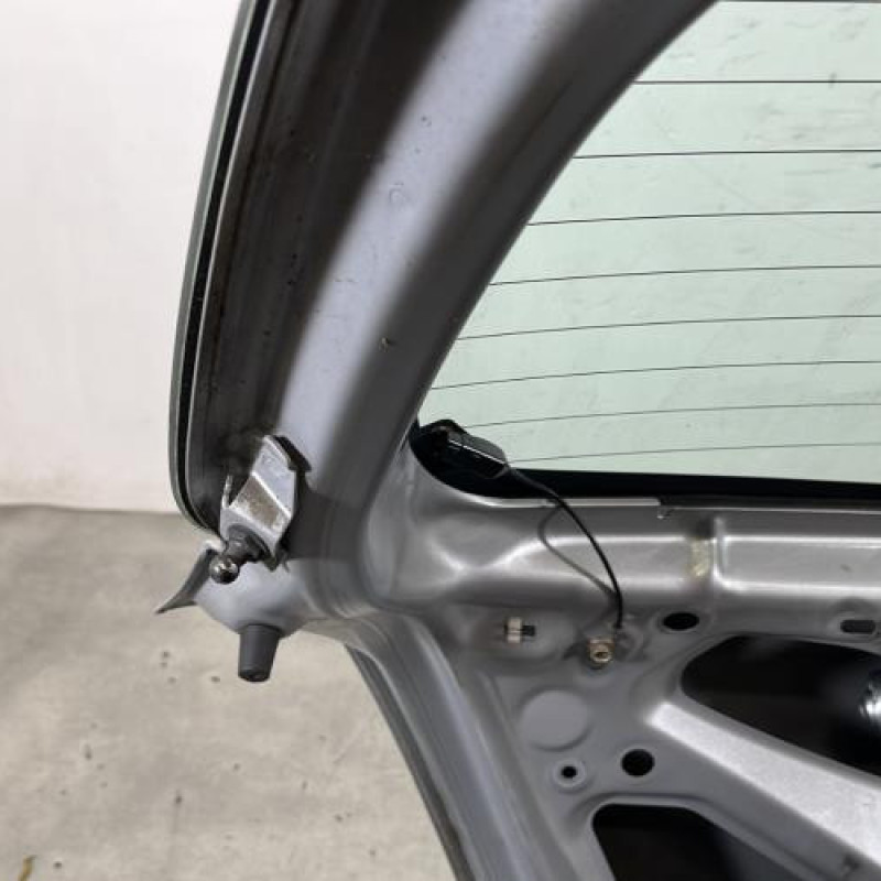 Malle/Hayon arriere TOYOTA YARIS 2 Photo n°9