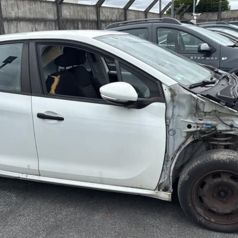 Anti brouillard arriere PEUGEOT 208 1 Photo n°11