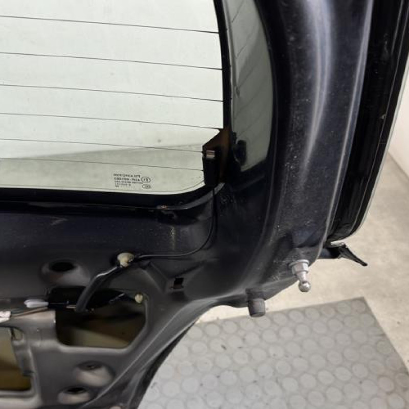 Malle/Hayon arriere SUZUKI SWIFT 3 Photo n°8