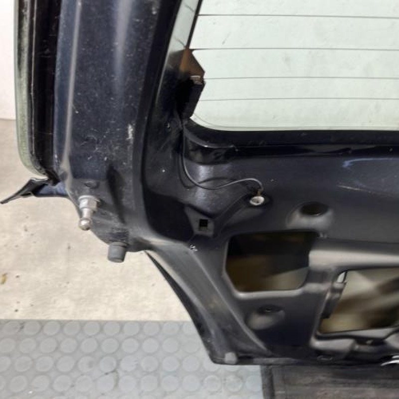 Malle/Hayon arriere SUZUKI SWIFT 3 Photo n°9