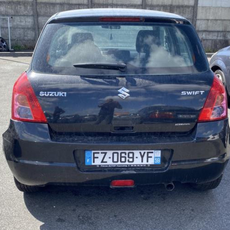 Malle/Hayon arriere SUZUKI SWIFT 3 Photo n°16