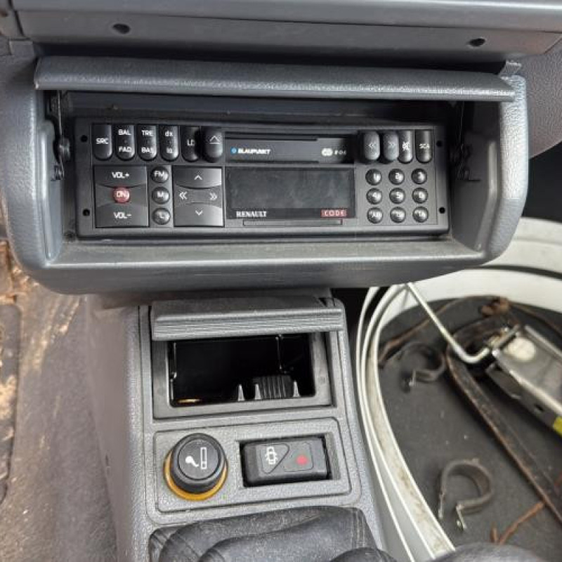Feu arriere principal droit (feux) RENAULT CLIO 1 Photo n°14