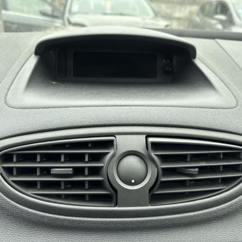 Vitre avant gauche RENAULT CLIO 3 Photo n°19
