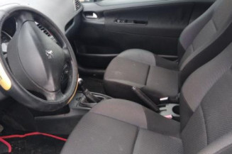 Attache ceinture avant gauche PEUGEOT 207