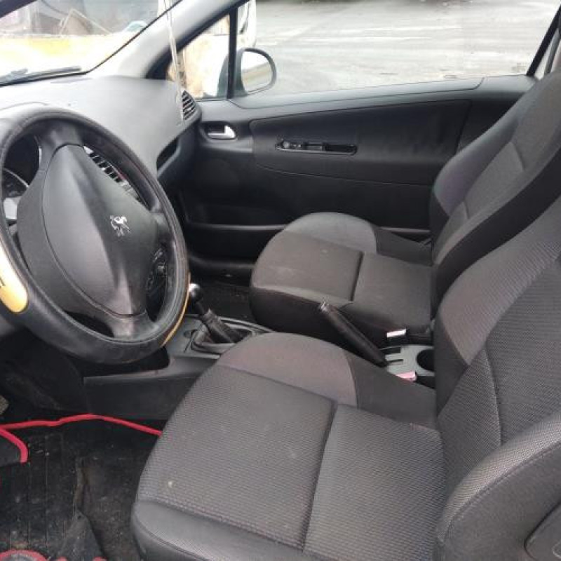 Attache ceinture avant gauche PEUGEOT 207 Photo n°8